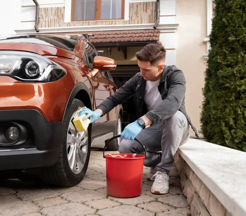 Lavage auto à domicile Belz : professionnel intervenant sur un véhicule